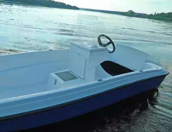 Стеклопластиковая лодка Пингвин с консолью (тримаран) в Рязани