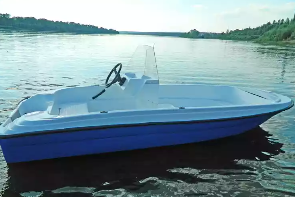 Стеклопластиковая лодка Пингвин с консолью (тримаран) в Рязани