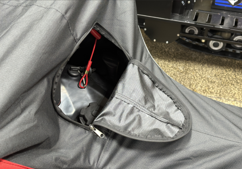 Чехол транспорт. снегохода IKUDZO HUNTER черно-красный Оксфорд ПРЕМИУМ качества с лого IKUDZO в Рязани