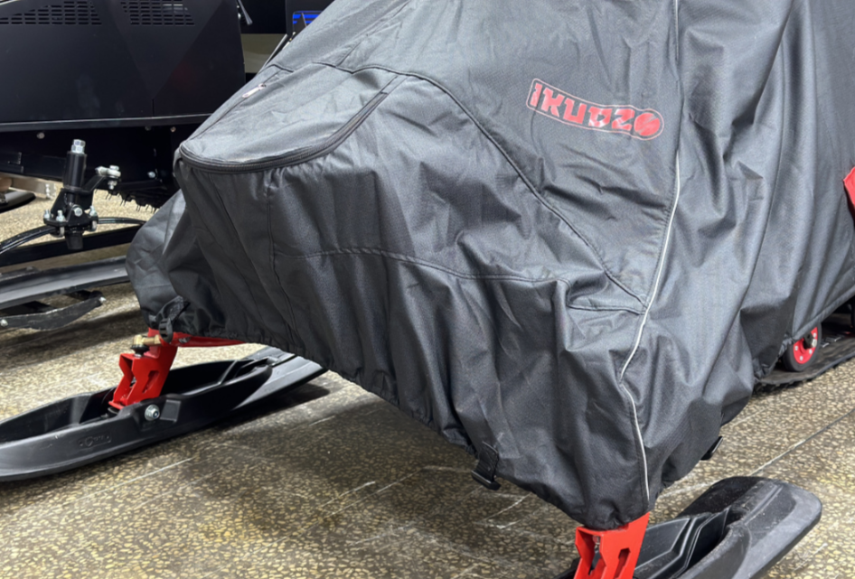 Чехол транспорт. снегохода IKUDZO HUNTER черно-красный Оксфорд ПРЕМИУМ качества с лого IKUDZO в Рязани
