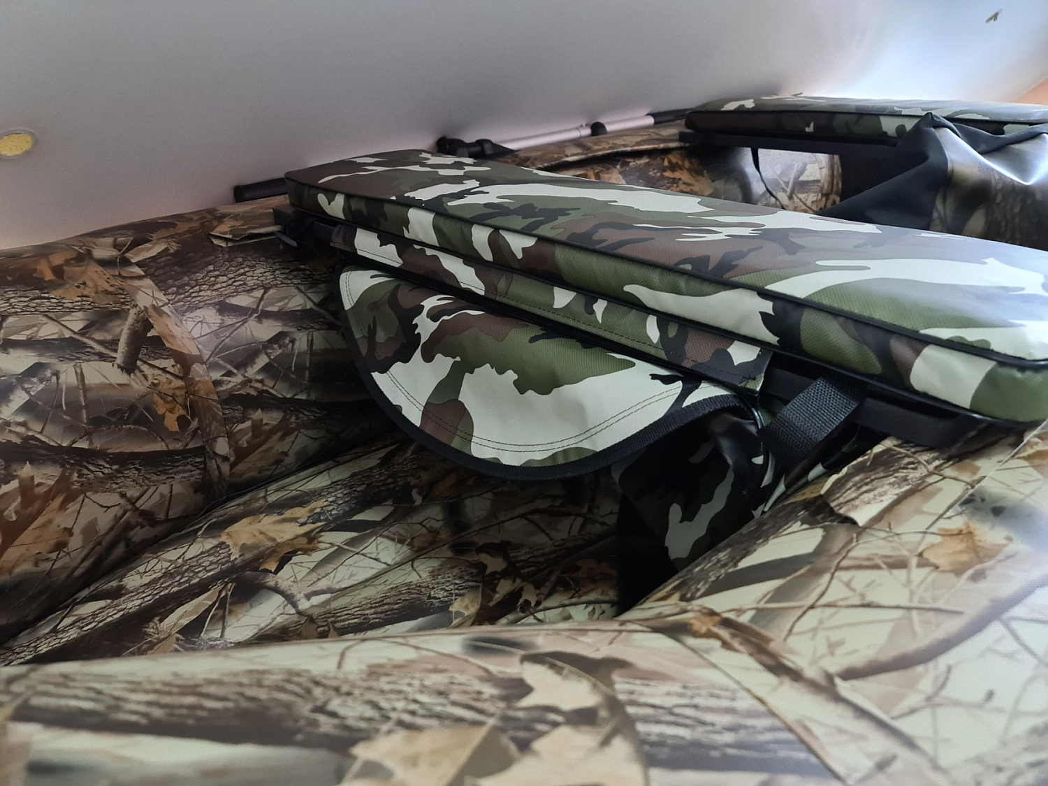 КОМПЛЕКТ МЯГКИХ НАКЛАДОК С СУМКОЙ ДЛЯ ЛОДОК 80Х20 КАМУФЛЯЖ в Рязани